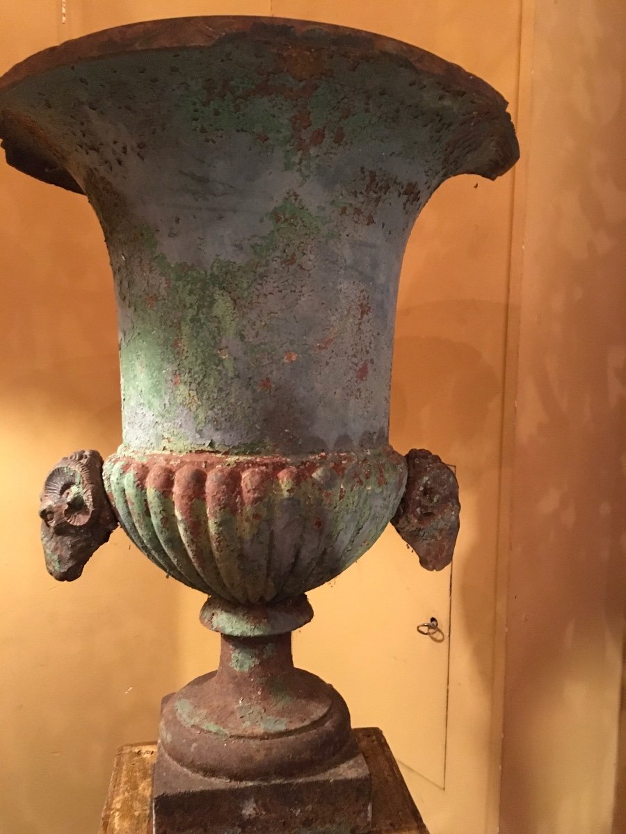 Paire De Vases Médicis à Godrons Et Têtes De Bélier XIX ème ( Manques Sur Les Cols ) 