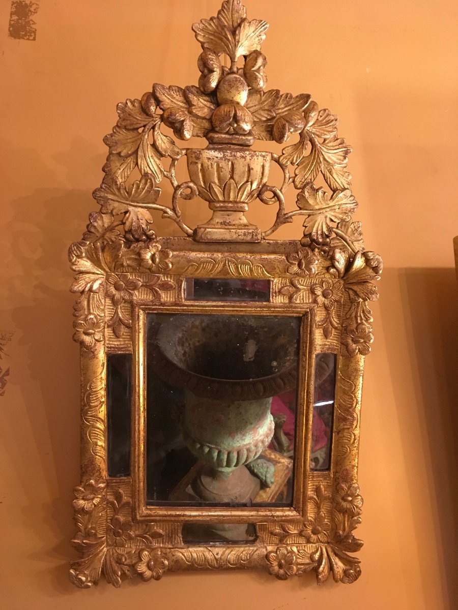 18th Century Gilded Wood Mirror With Glazing Beads And Pediment 