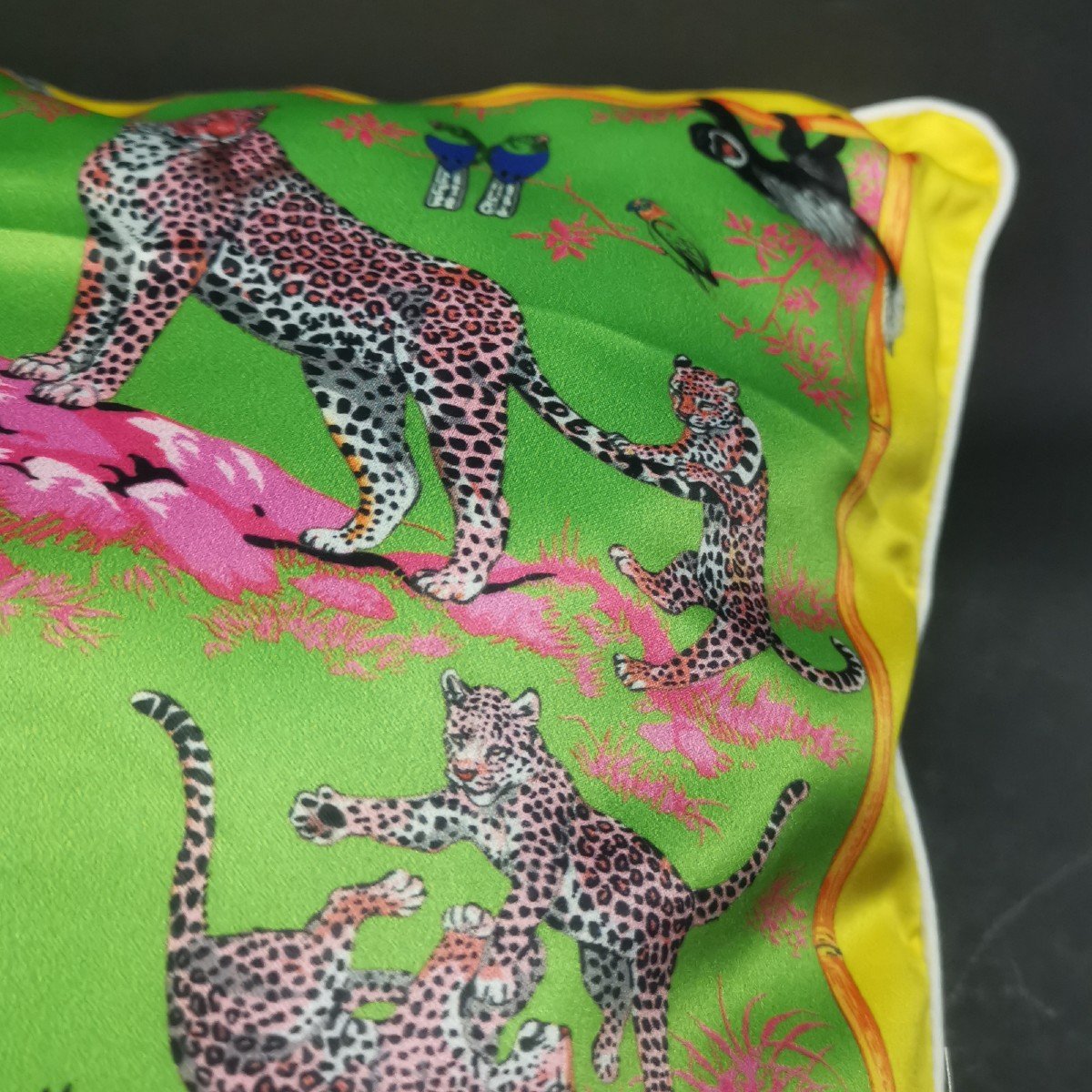 Hermès Paris, Printed Silk Cushion, "feline Tenderness" Pattern, 48 X 48 Cm-photo-2