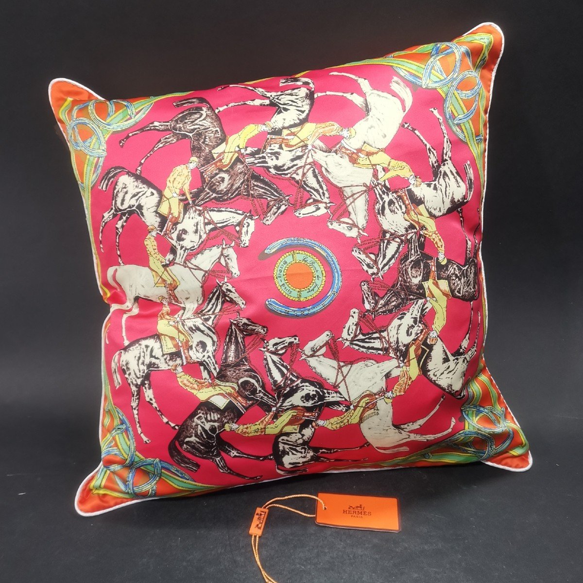 Hermès Paris, Printed Silk Cushion, "la Ronde Des Jockeys" Pattern, 48 X 48 Cm-photo-3