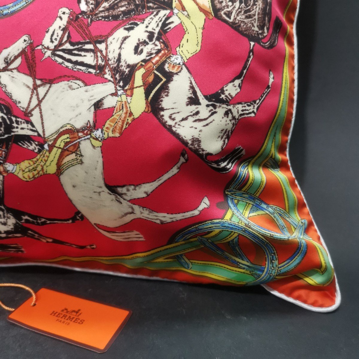 Hermès Paris, Printed Silk Cushion, "la Ronde Des Jockeys" Pattern, 48 X 48 Cm-photo-4