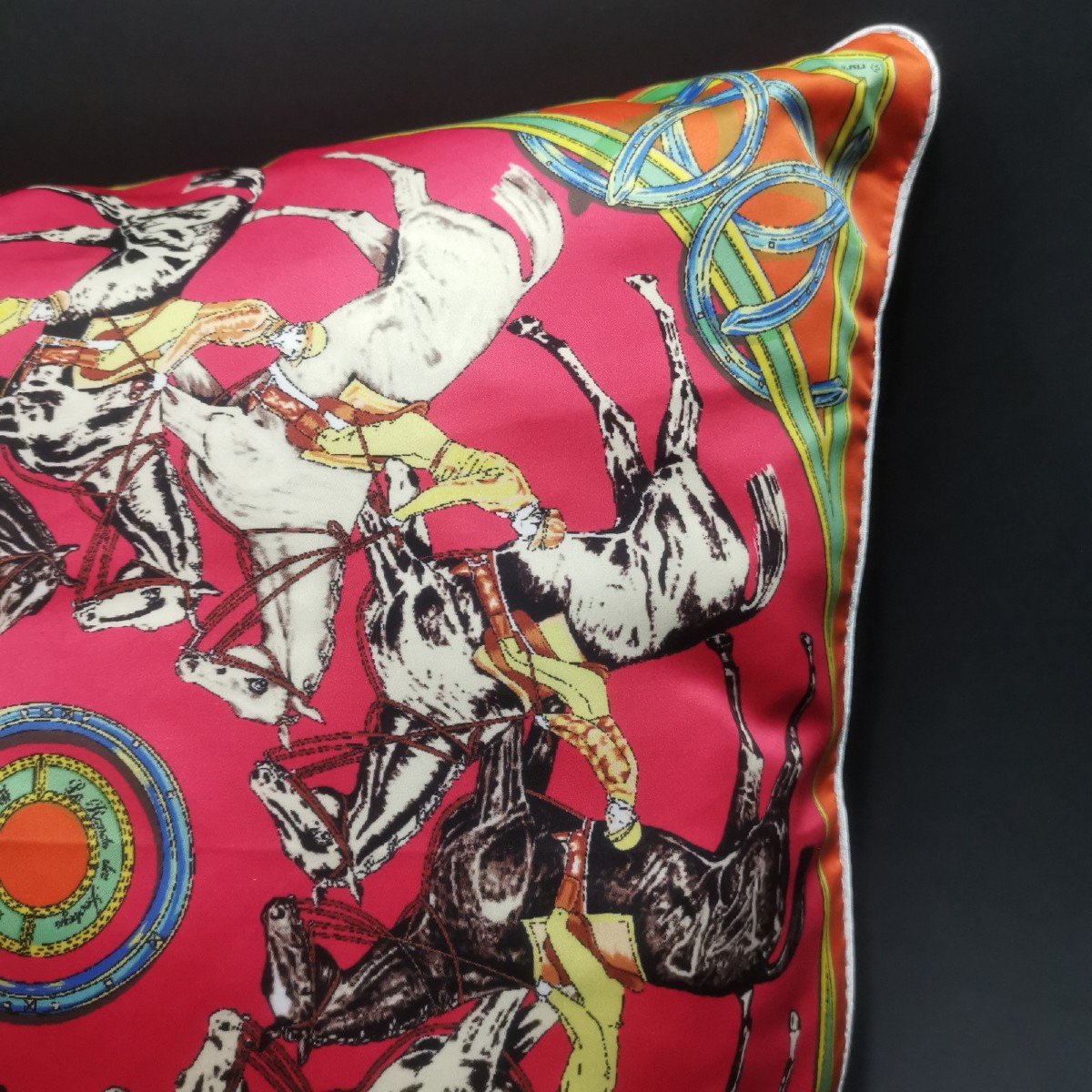 Hermès Paris, Printed Silk Cushion, "la Ronde Des Jockeys" Pattern, 48 X 48 Cm-photo-1