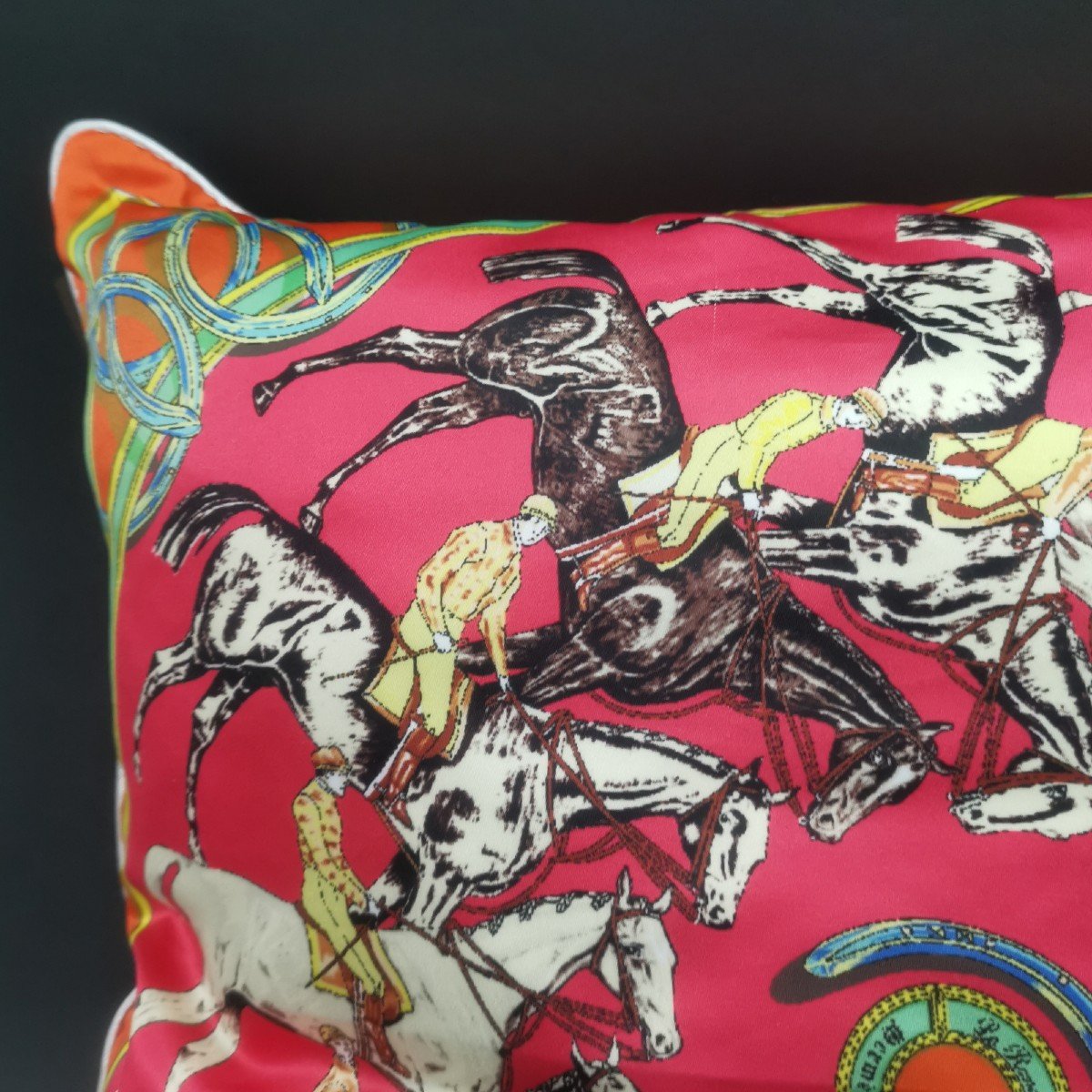 Hermès Paris, Printed Silk Cushion, "la Ronde Des Jockeys" Pattern, 48 X 48 Cm-photo-2