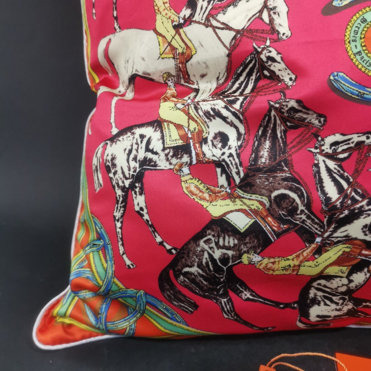 Hermès Paris, Printed Silk Cushion, "la Ronde Des Jockeys" Pattern, 48 X 48 Cm-photo-3