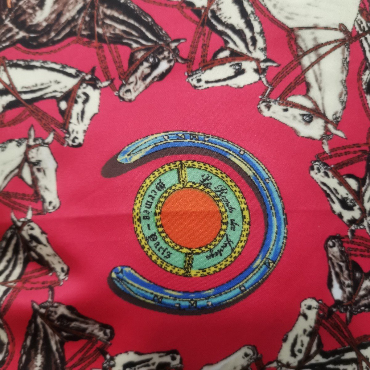 Hermès Paris, Printed Silk Cushion, "la Ronde Des Jockeys" Pattern, 48 X 48 Cm-photo-4