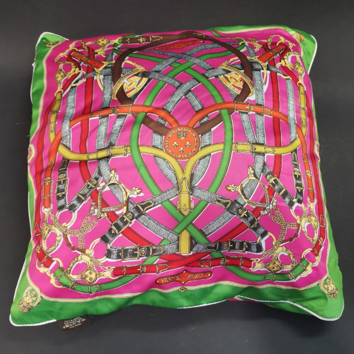 Hermès Paris, Coussin En Soie Imprimée, Motif "cavalcadour", 48 X 48 Cm-photo-4