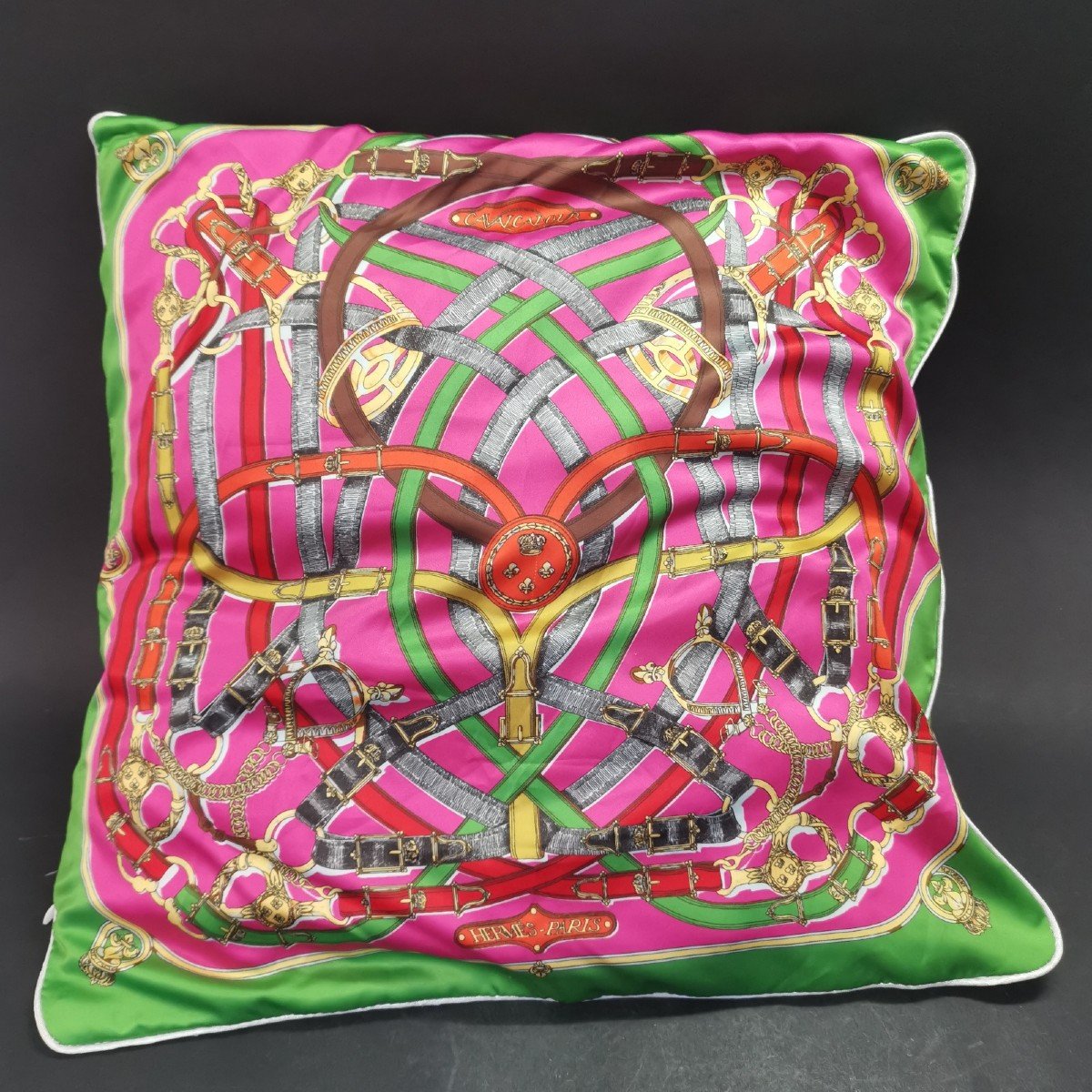 Hermès Paris, Coussin En Soie Imprimée, Motif "cavalcadour", 48 X 48 Cm