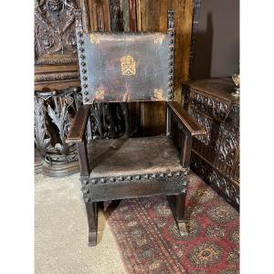 Fauteuil Style Renaissance Espagnole En Cuir Clouté Au Blason 