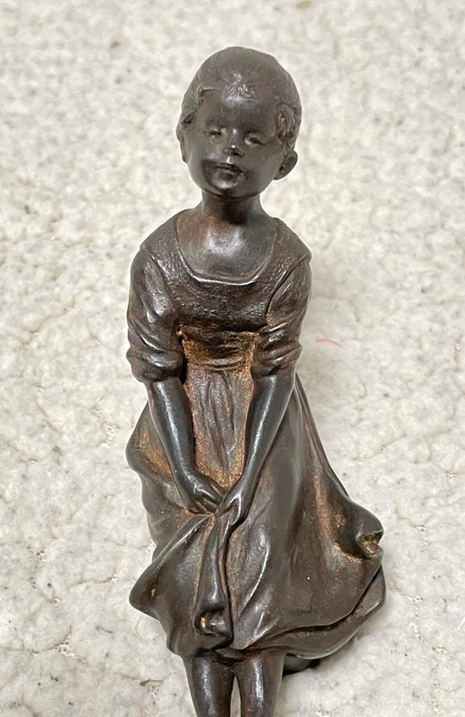 Petite Sculpture En Bronze - Signé Eisenberger - Jeune Fille Avec La Grenouille - Dim. 2x7x13cm-photo-2