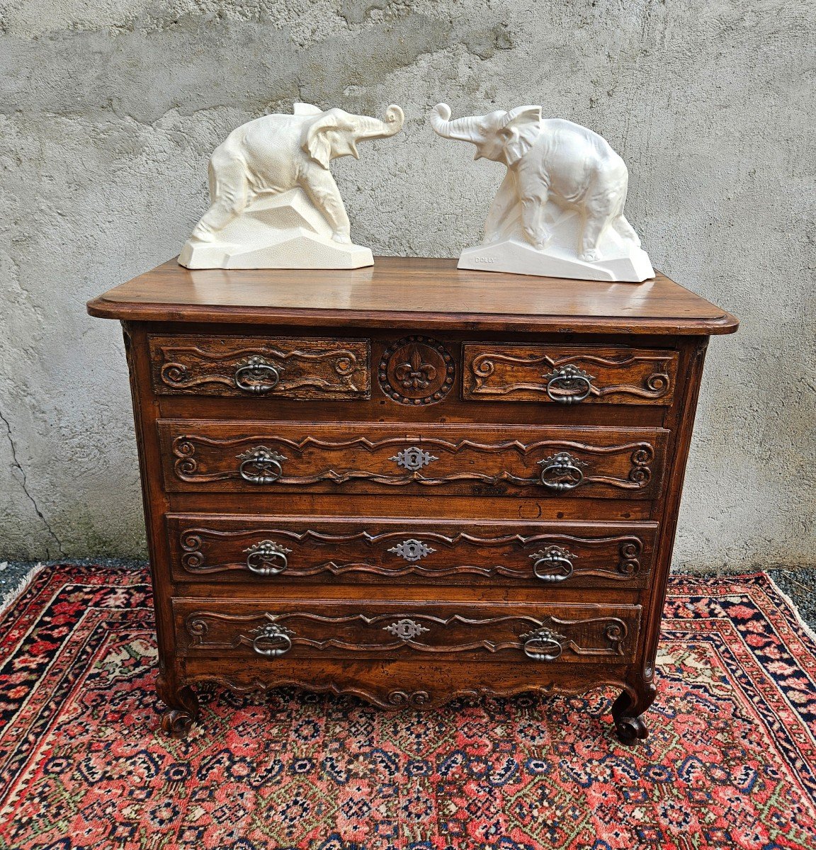 Commode XVIII ème En Noyer Sculpté Fleur De Lys époque Louis XV