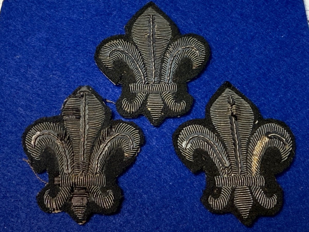 Armée De Condé  3  FleurS  De Lys   élément  d'Uniforme 18 ème 