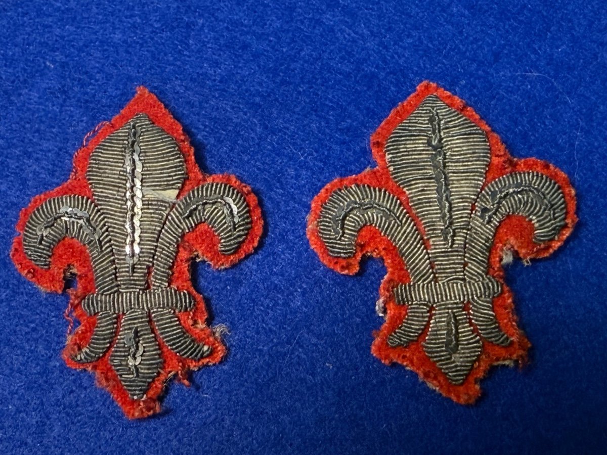 Deux Fleur De Lys  Ornements  De Retroussis d'Uniforme d'Officier Restauration  19 ème 