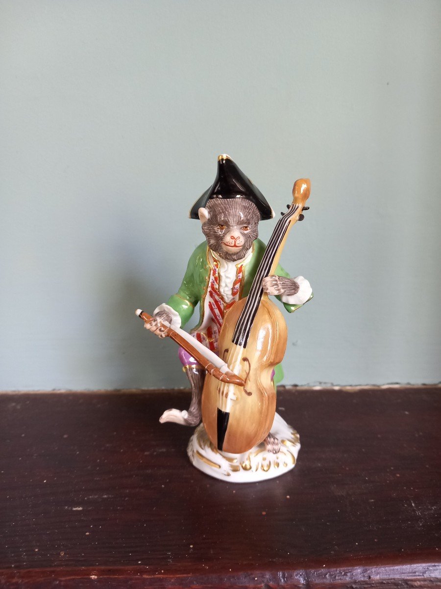 Manufacture De Meissen - Singe Musicien Joueur De Contrebasse