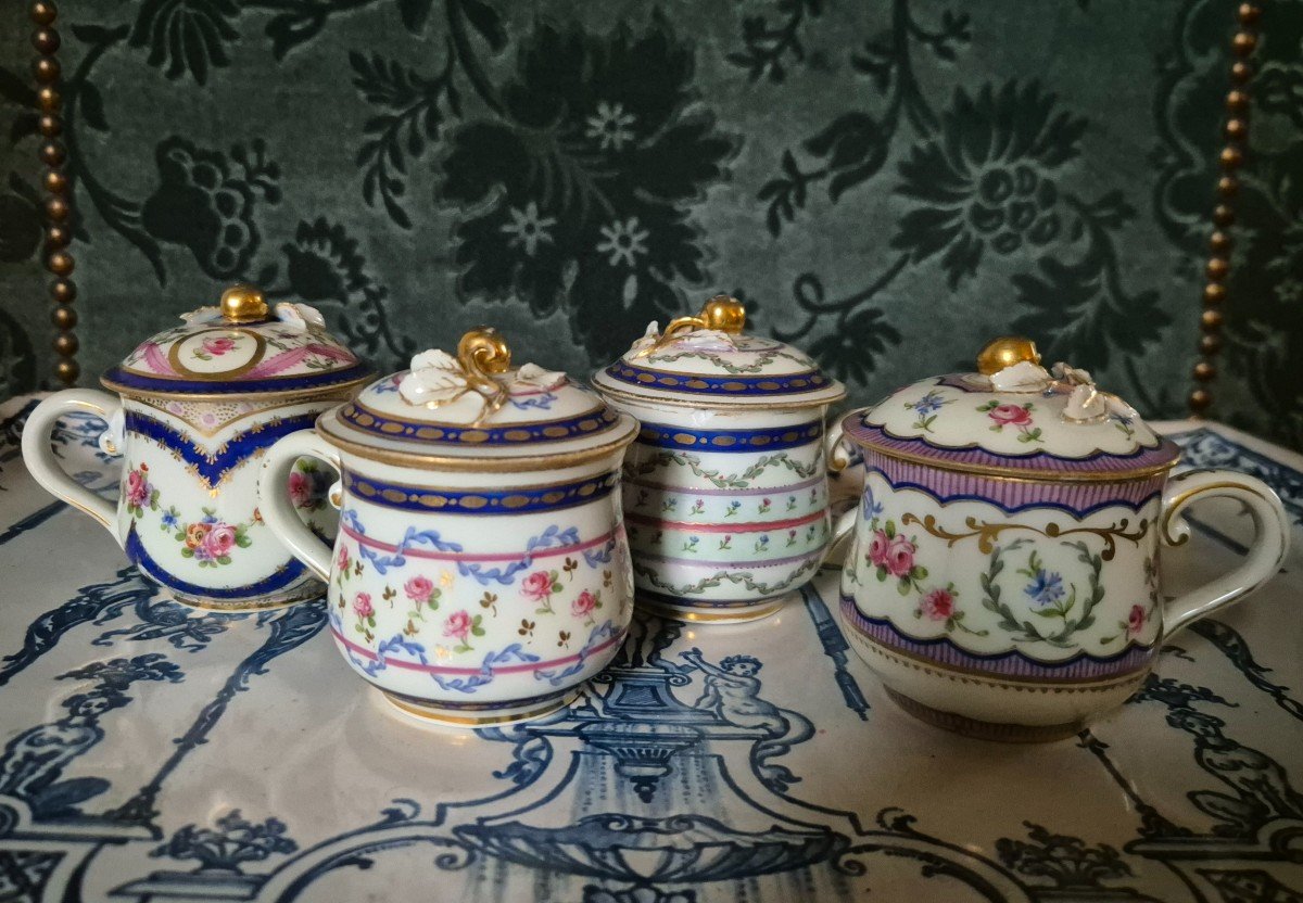 4 Pots à Crème En Porcelaine à Riche Décor 