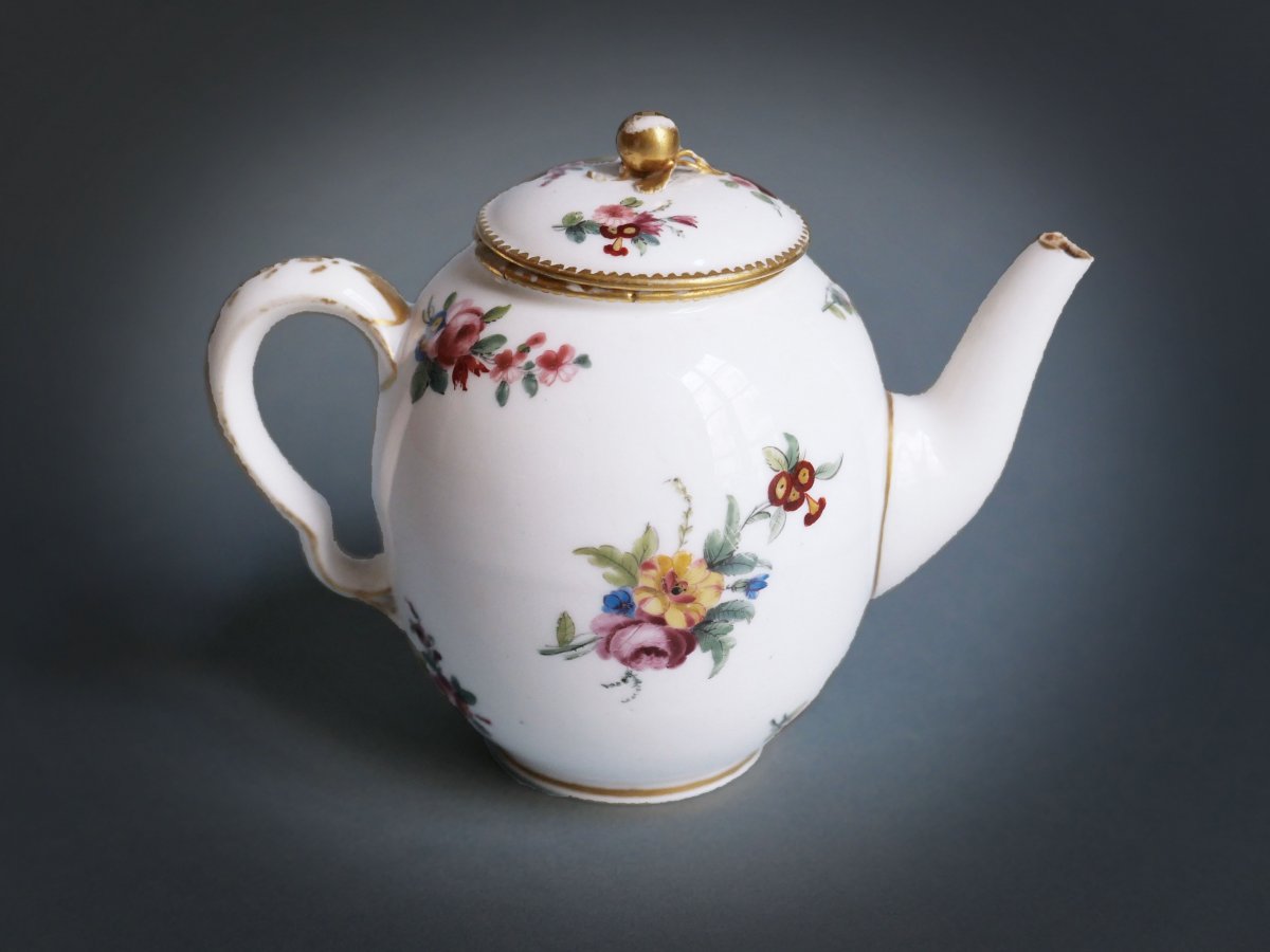 Sèvres - Calabre Teapot In Soft Porcelain XVIIIth Century