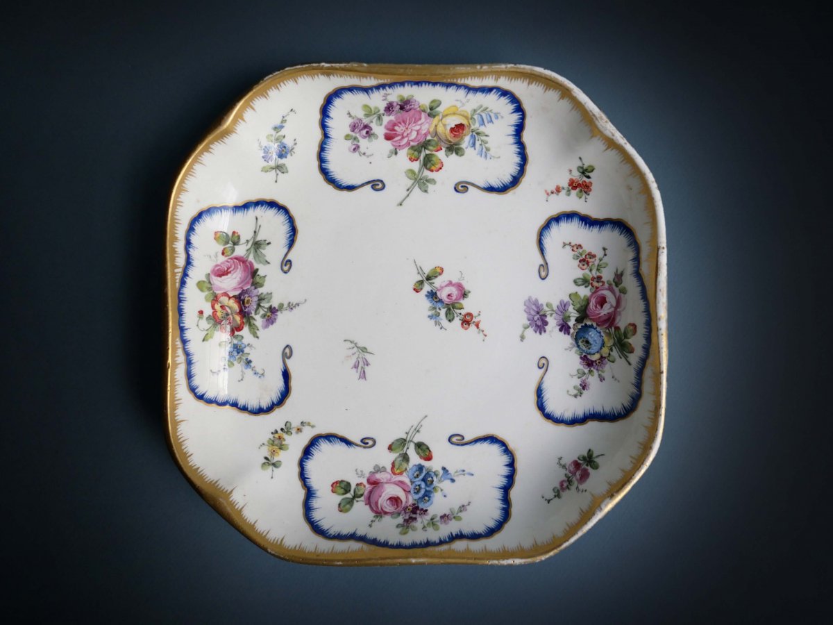 Sèvres Style - A Square Porcelain Fruit Dish With Cabbage Leaf Decor 18th Century