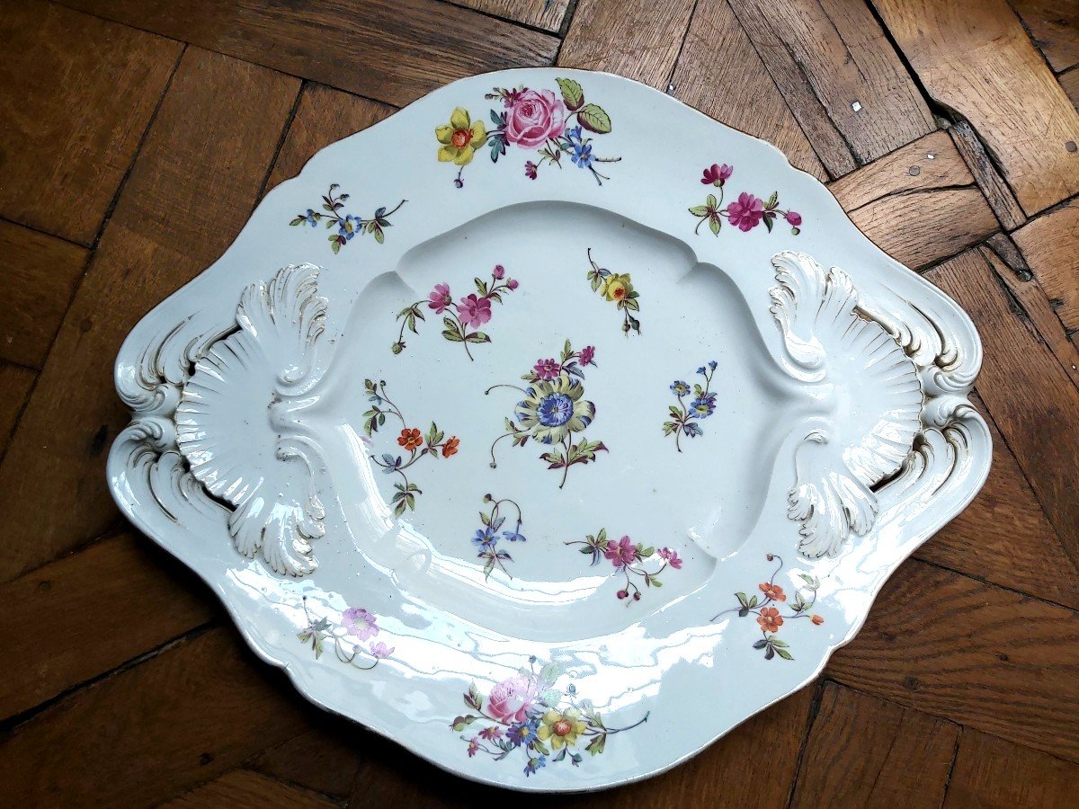 Sèvres- Plateau De Pot A Oille En Porcelaine Dure A Semis De Fleurs - XVIIIe Siècle 