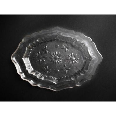 Scalloped Oval Dish In Cut And Molded Glass - 18th Century