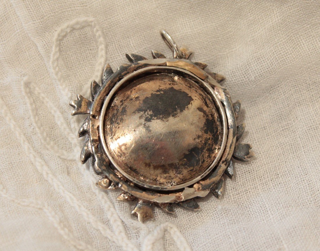 Pendentif  En Métal Argenté Et Demi Perles Avec Miniature Peinte 19ème Siècle-photo-2