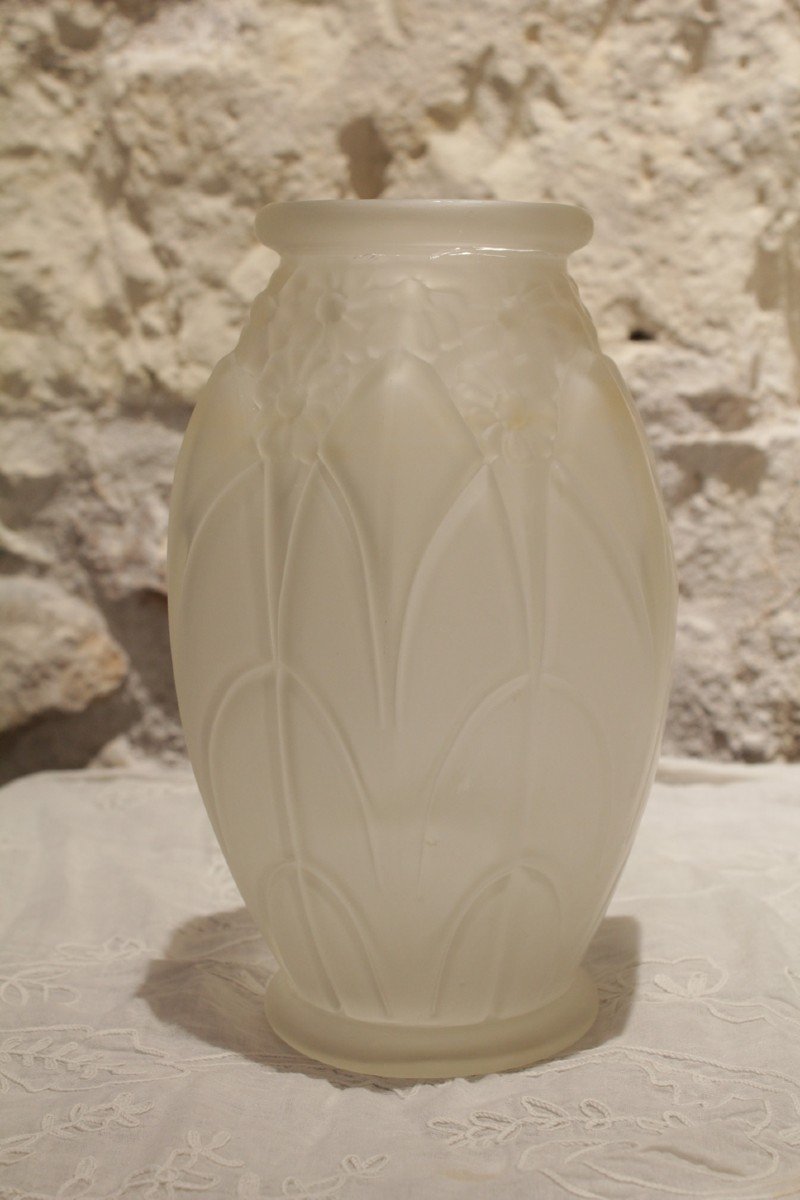 Art Deco Satin Molded Glass Vase, Circa 1930-photo-1