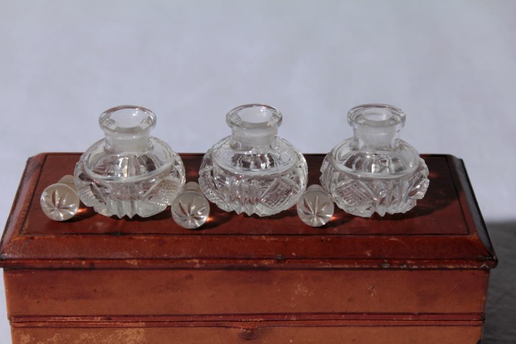 Box Of 3 Miniature Bottles In Crystal Carved 19th Century-photo-2