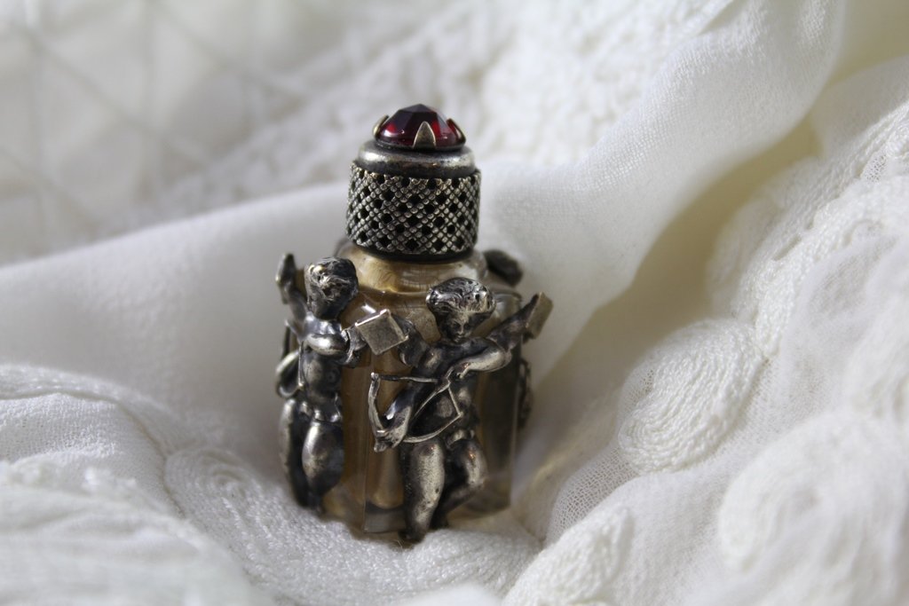 Miniature Glass Perfume Bottle And Silver Frame 'cupid' Period Late 19th Century-photo-1