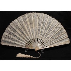 Mother-of-pearl And Lace Folded Fan With Painted Bird Decoration 1890-1900