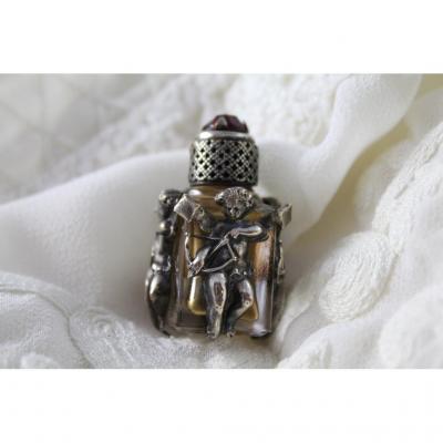 Flacon à Parfum Miniature En Verre Et Monture En Argent 'cupidon' époque Fin 19ème Siècle