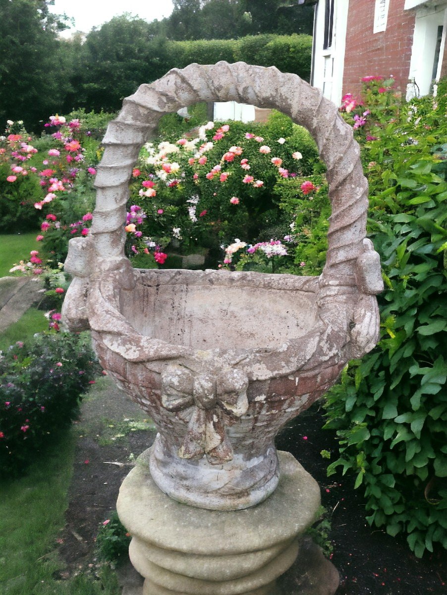 Jardinière en forme de panier tressé à nœud.