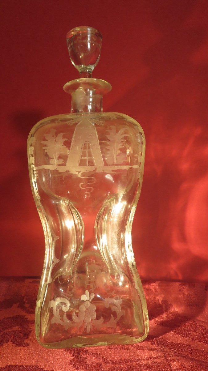 Carafe en forme de sablier ,en verre soufflé , gravé ,,moulins et voiliers Hollande XVIII ème-photo-1