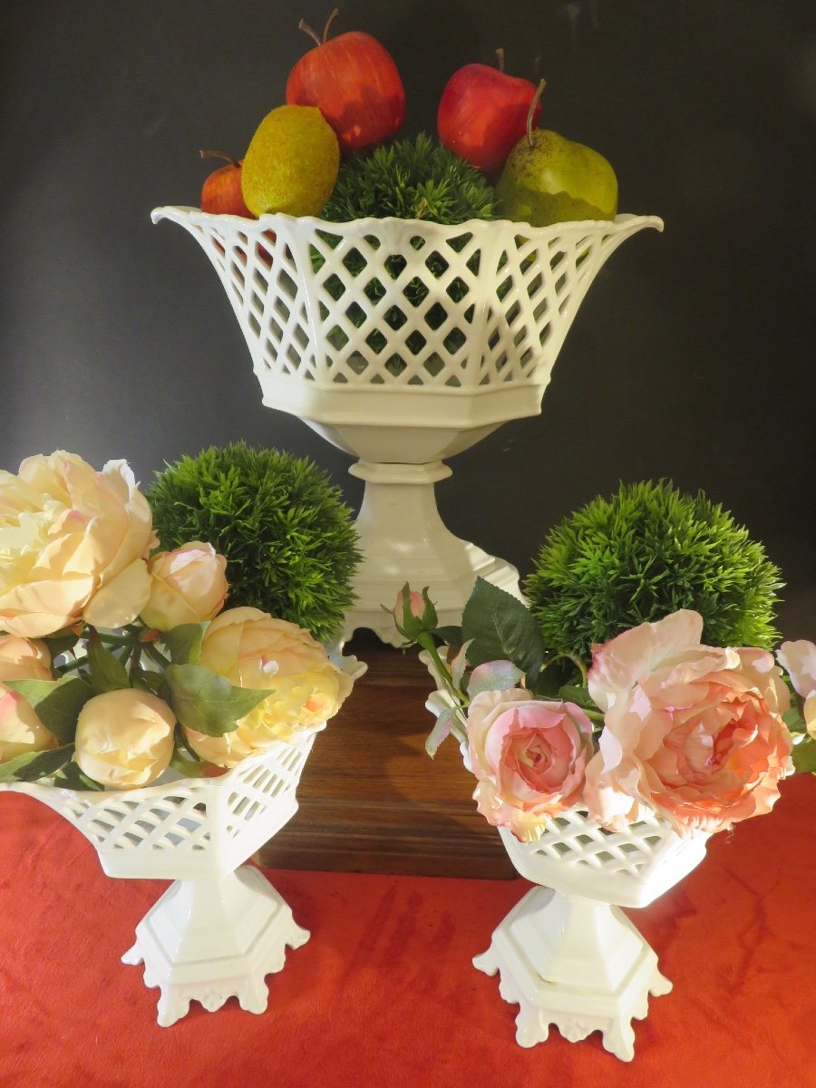 Garniture, Composée De Trois Corbeilles Sur Pied , En Porcelaine Blanche Ajourée ,  XIX ème -photo-3