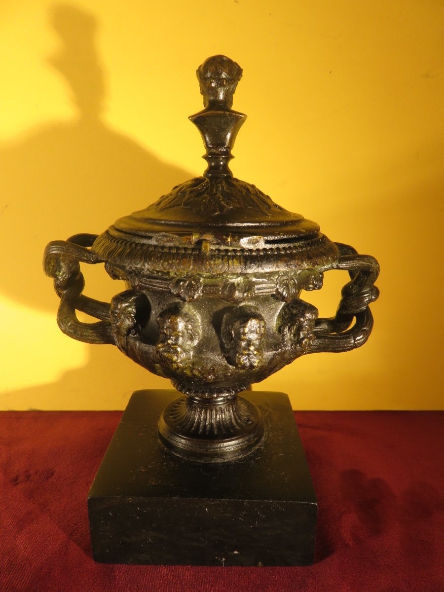 Vase  Cratère ou coupe couverte ,en bronze , sur pied douche à décor de faunes   XIX ème-photo-2