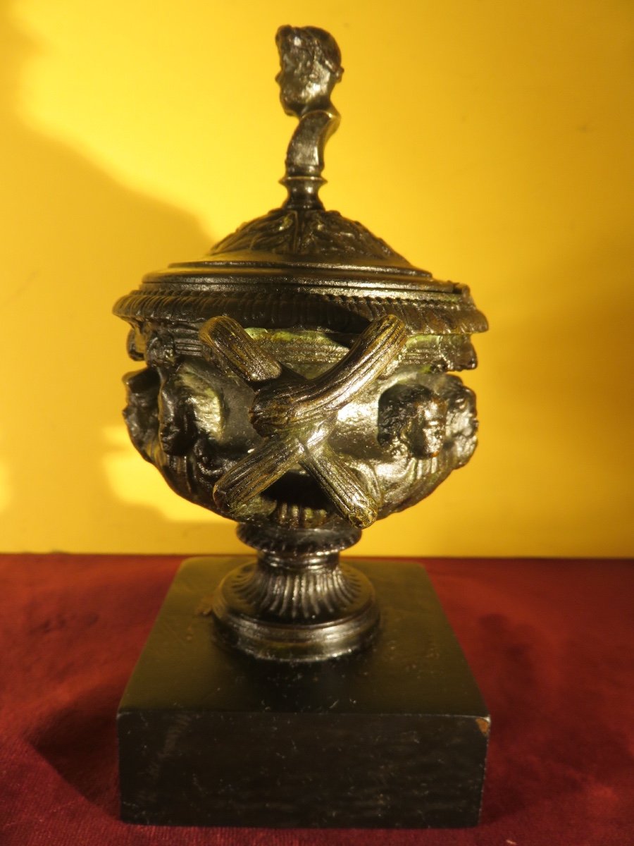 Vase  Cratère ou coupe couverte ,en bronze , sur pied douche à décor de faunes   XIX ème-photo-3