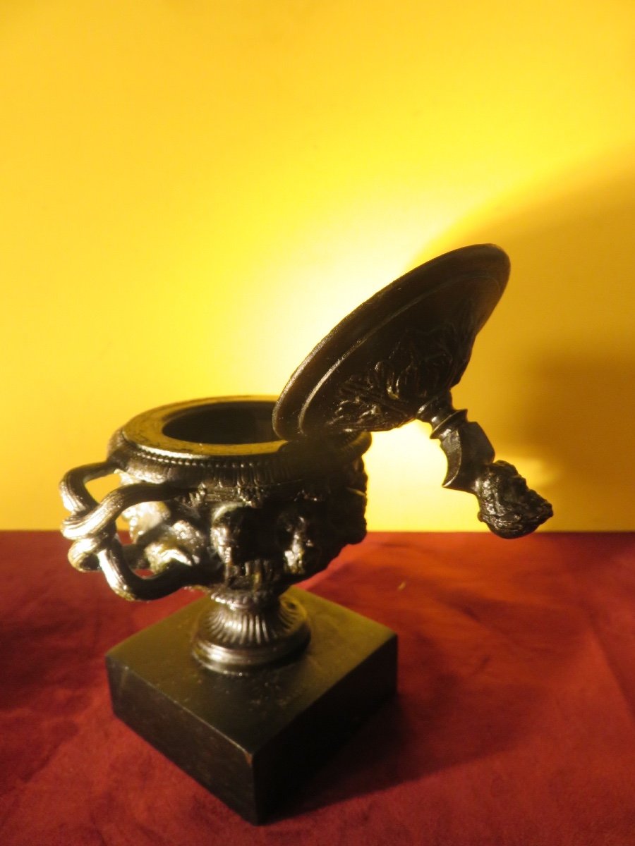 Vase  Cratère ou coupe couverte ,en bronze , sur pied douche à décor de faunes   XIX ème-photo-1