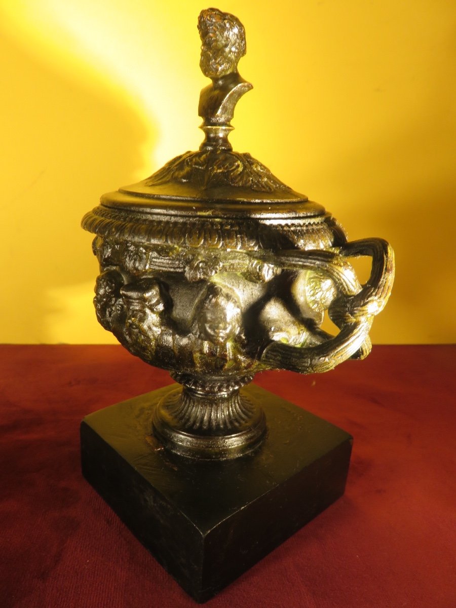 Vase  Cratère ou coupe couverte ,en bronze , sur pied douche à décor de faunes   XIX ème-photo-3