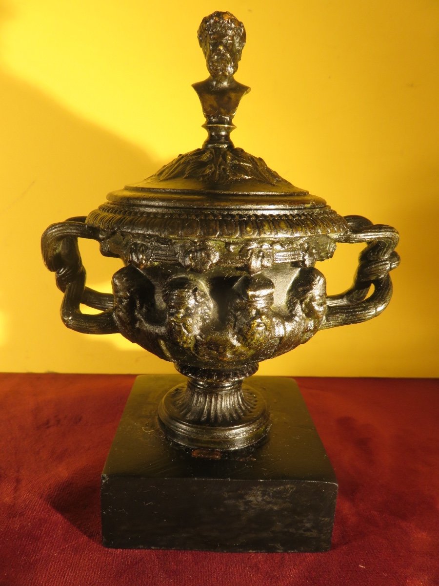 Vase  Cratère ou coupe couverte ,en bronze , sur pied douche à décor de faunes   XIX ème-photo-6