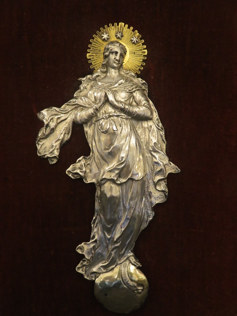 Vierge en argent repoussé dans un encadrement à chapelle en bois sculpté du XVIII ème -photo-4