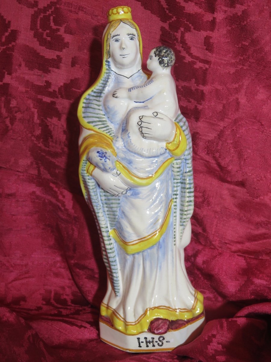 Vierge en faïence polychrome dite vierge d'accouchée 