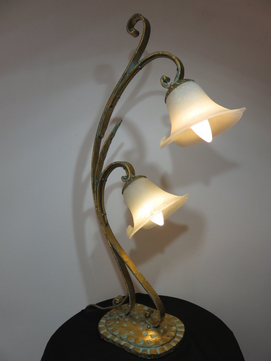 Lampe à Deux Feux En Fer Forgé Décorée à La Feuille d'Or ,tulipes Pâte De Verre  XXème-photo-1