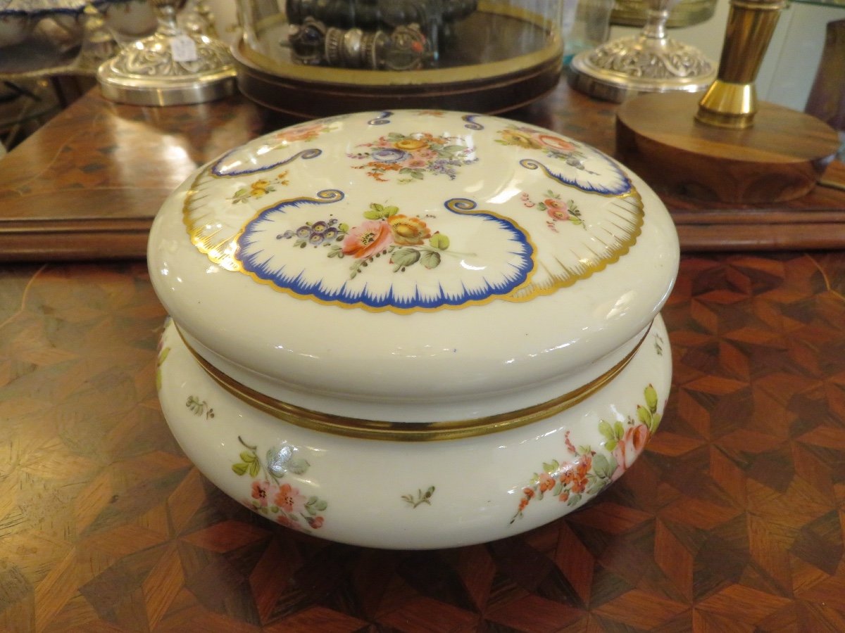 Boite ou bonbonnière en porcelaine polychrome et or ,dans le style de Sèvres 