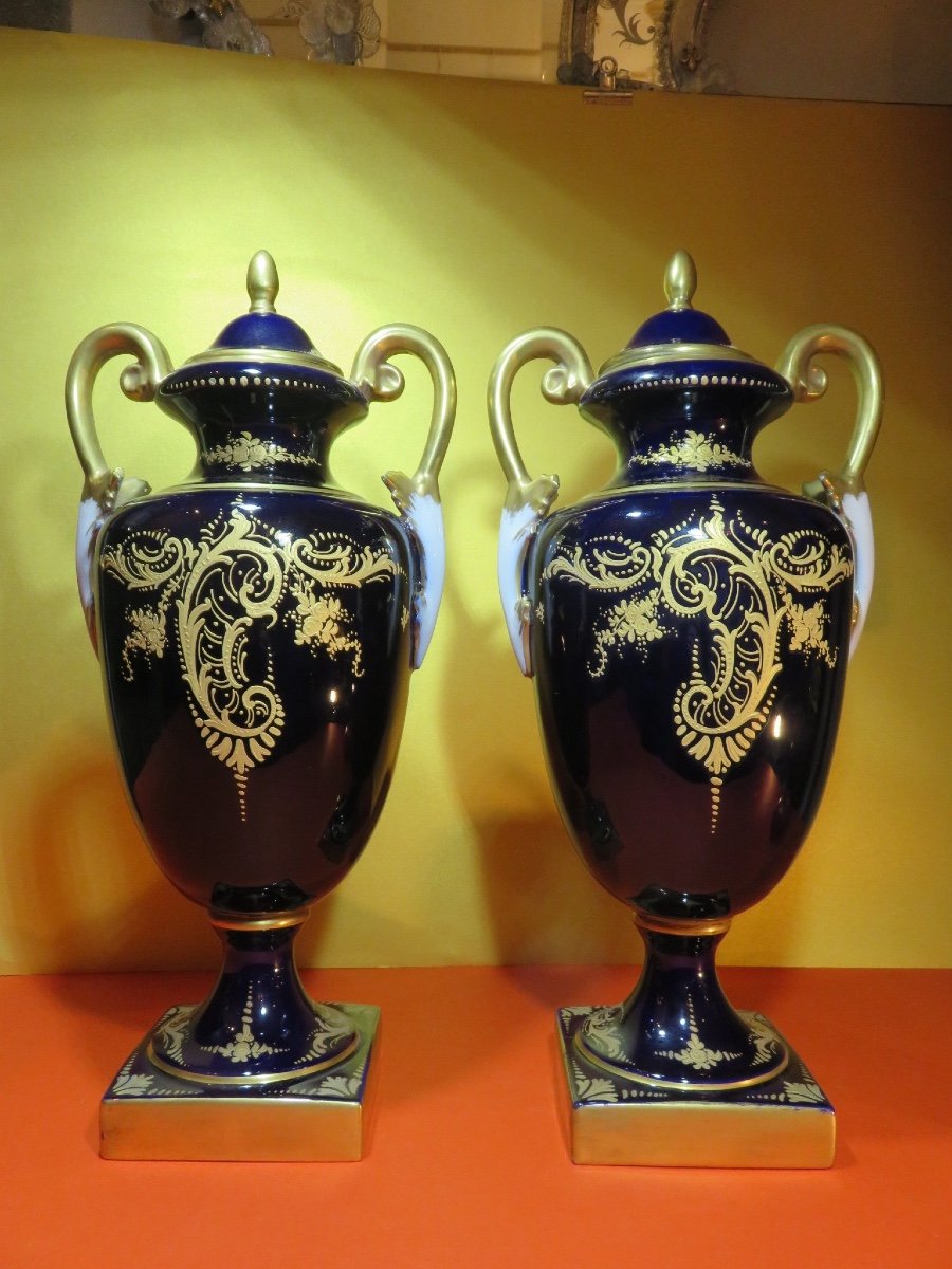 Paire de vases couverts en porcelaine polychrome dans le goût de Sèvres ,signés Garnier XIX ème-photo-2