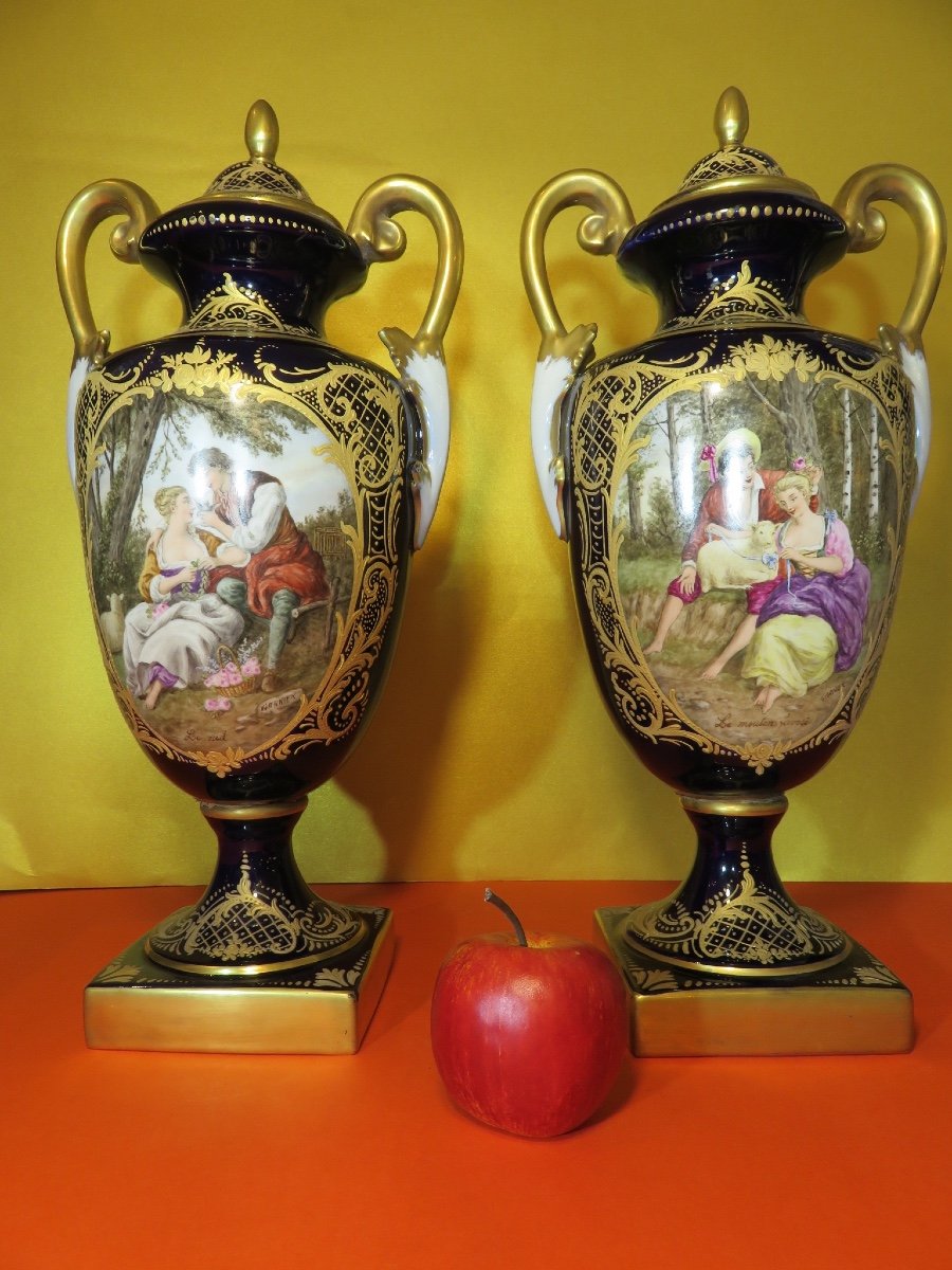 Paire de vases couverts en porcelaine polychrome dans le goût de Sèvres ,signés Garnier XIX ème