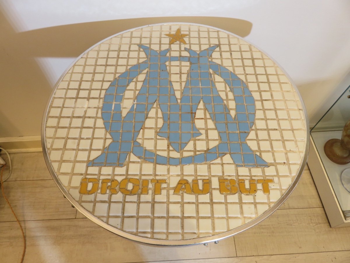 Guéridon de bistrot avec l'inscription de la devise de l'Olympique de Marseille : Droit au but 