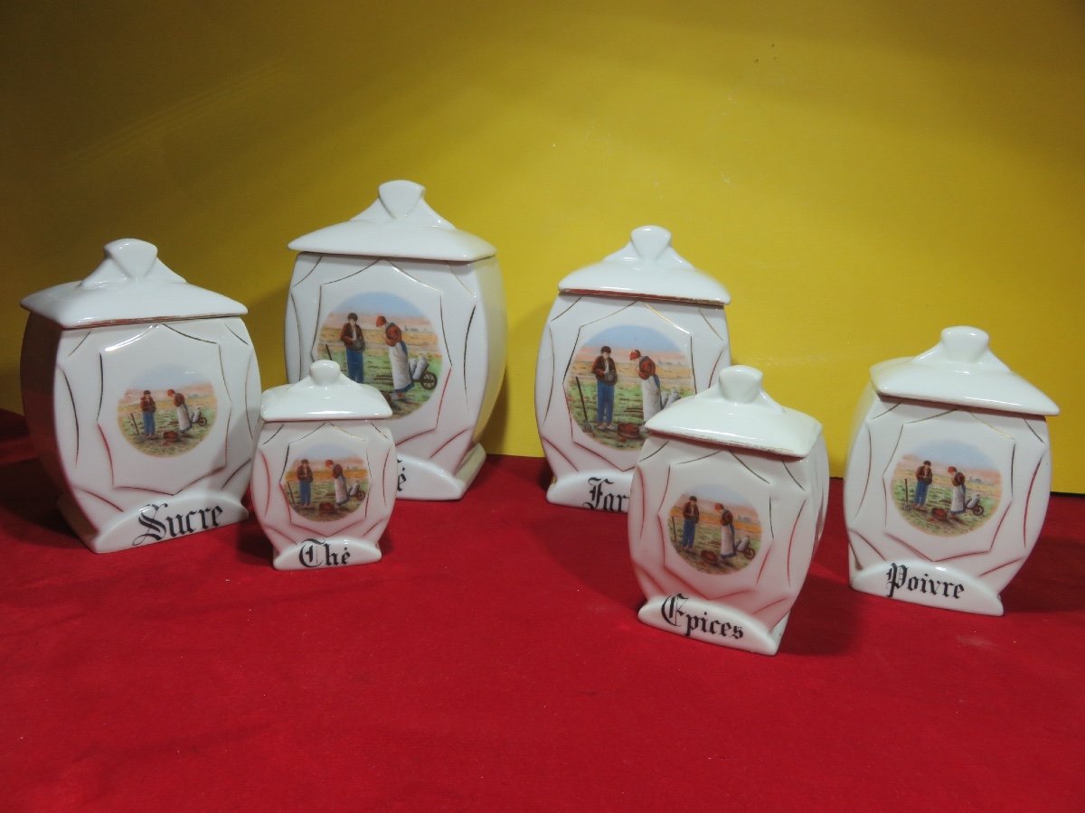 Ensemble de six pots à épices en porcelaine de style Art Déco décor de l'Angelus de Millet 