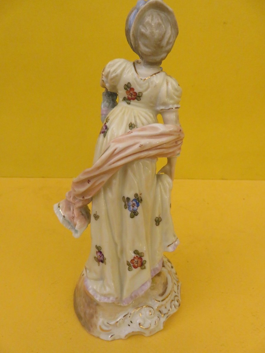 Sujet féminin  en porcelaine polychrome allemande : Volkstedt- Rudolstadt  , XIX ème -photo-1