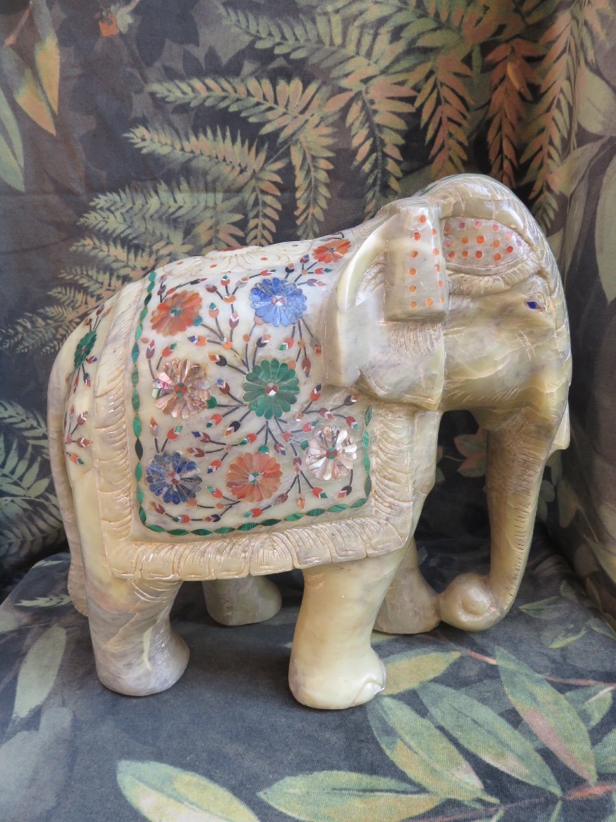 Eléphant en marbre d'Agra , en marqueterie de pierres  ( Hauteur 24 cm )  XXème