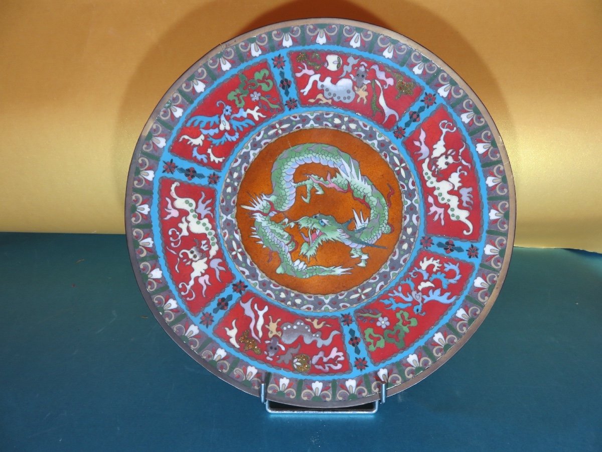 Plat circulaire en émaux cloisonnés à décor de dragons  période Meiji ( 1868- 1912)