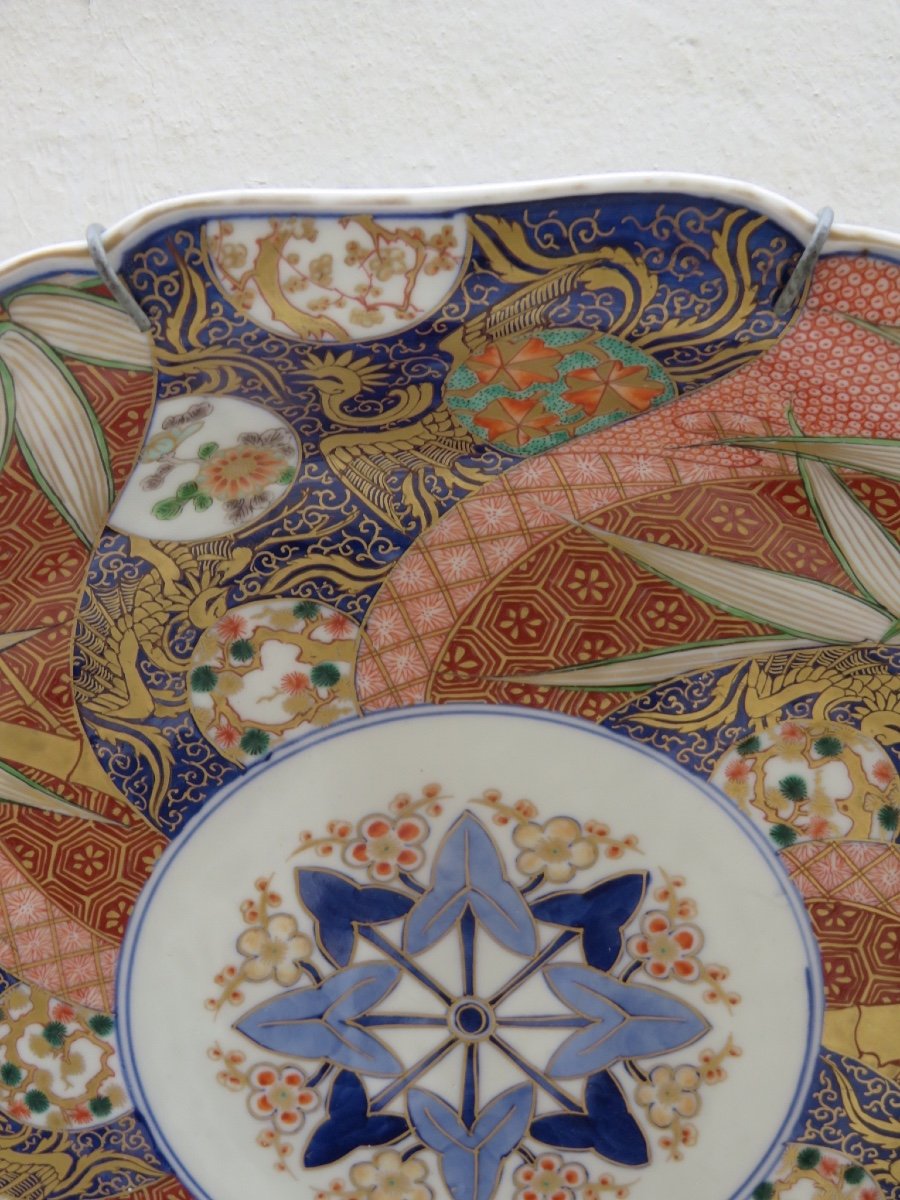 Grand plat creux polylobé en porcelaine polychrome  Imari , Japon époque Meiji ( 1868- 1912 )-photo-3