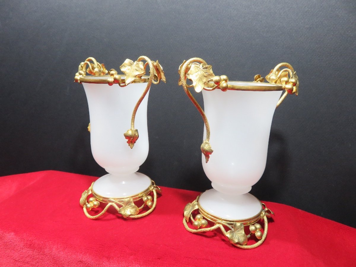 Paire de vases en opaline savonneuse sertie de deux montures décoratives en laiton  XIX ème 