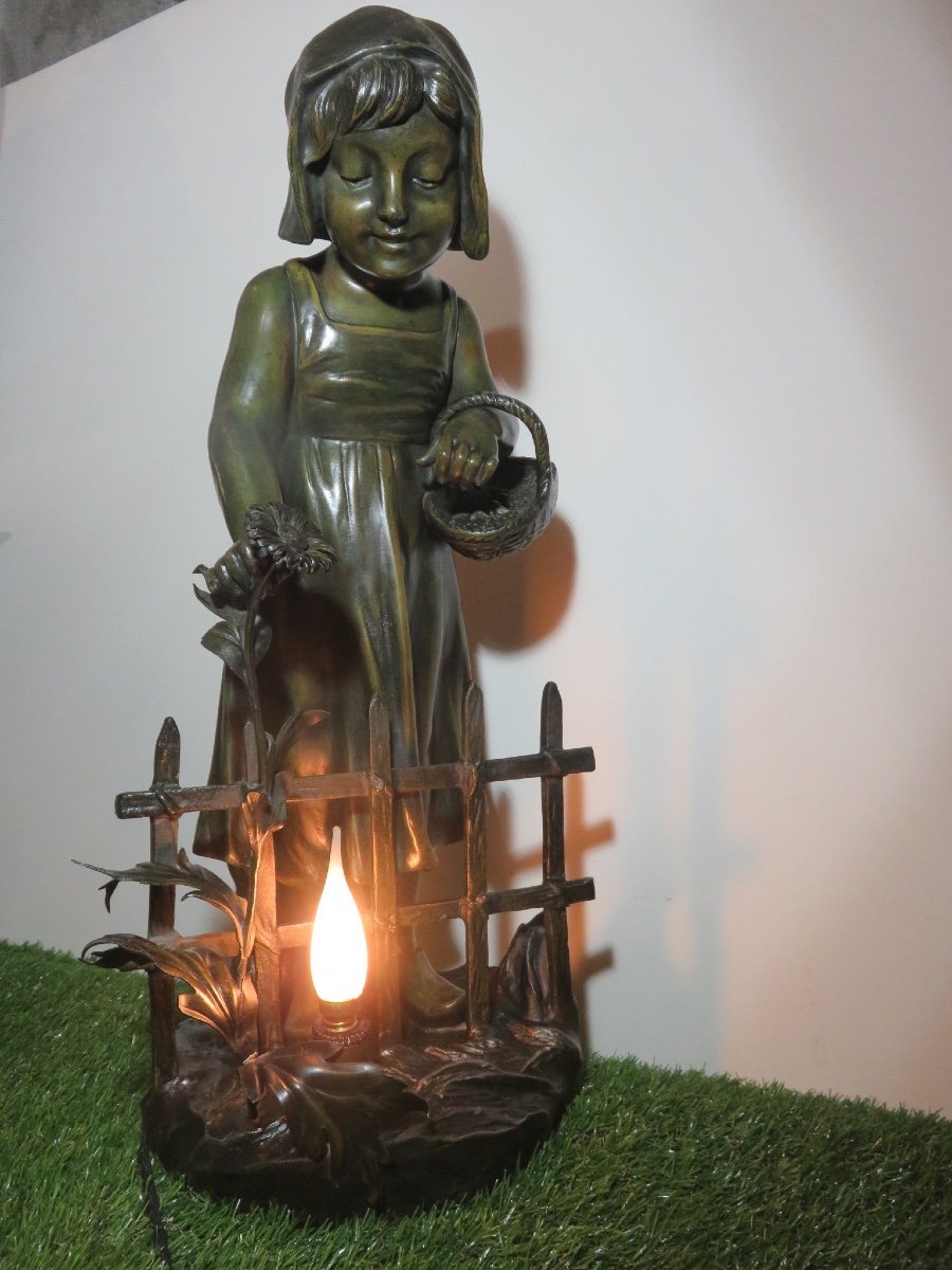 Sculpture faisant office de lampe ou de veilleuse d'une jeune paysanne , régule signé Ranieri